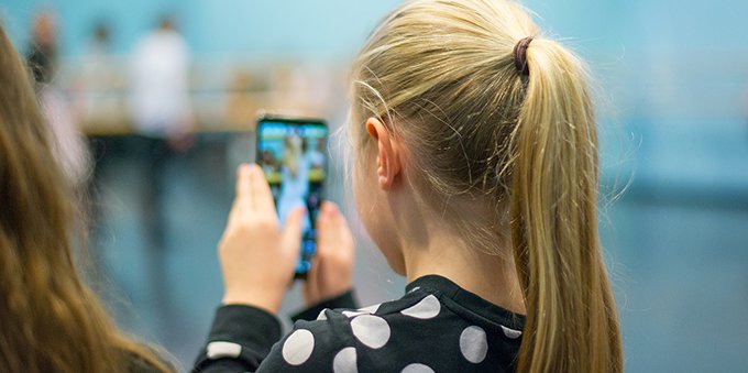 Sono abbastanza grande per i social? Axsym